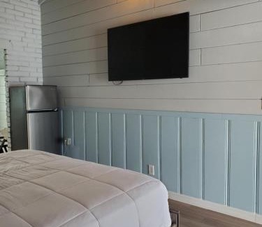 Royal Poinciana Hotel | Hollywood Gardens Inn & Suites