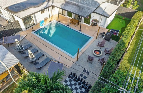 Driftwood House | Hollywood Heated Pool Mini Golf, Unique VR Room
