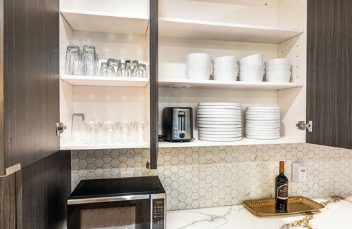 Hollywood House | Hollywood Hideaway - Central to Famous Hot Spots with WiFi, AC