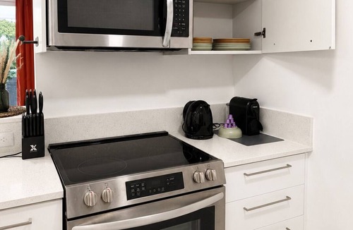 Parkside Apartment | Hollywood Luxury Gem - 3 king beds - pool - gym - near ocean