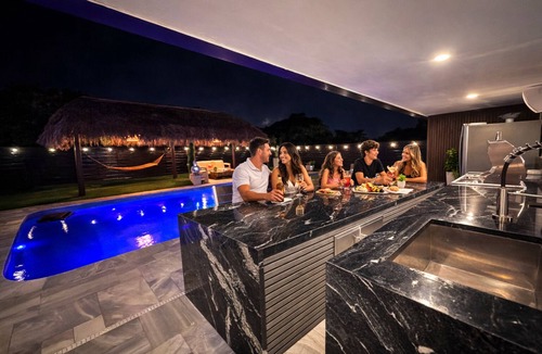 Pembroke Pines House | Hollywood- Private Pool Tiki hut. Modern place - 6 sleeps