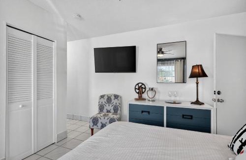 Royal Poinciana Apartment | Hollywood Studio