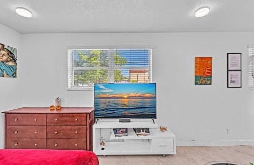 Royal Poinciana Apartment | Hollywood Vacation Mins To Beach & Hard Rock #193