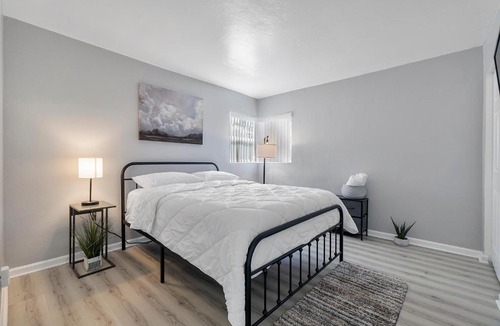 North Andrews Gardens House | Home away from home mins to the Beaach/ POOL