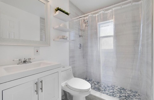 North Andrews Gardens House | Home away from home mins to the Beaach/ POOL