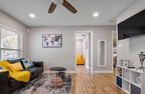 North Andrews Gardens House | *Home away from home 2BD 1Bath mins to the BEACH!
