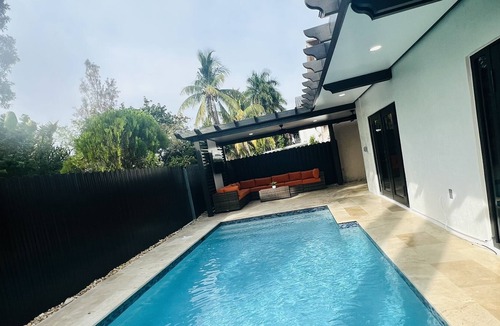 Miami Gardens House | Home luxury with a heated pool at Miami lakes
