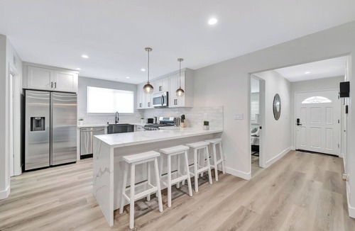 West Hills House | Home W/2 King Beds, Jacuzzi, EV ch. & Ping-pong!