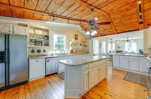 Willis Wharf House | Home w/Fire Pit < 1 Mi to Willis Wharf Boat Ramp!