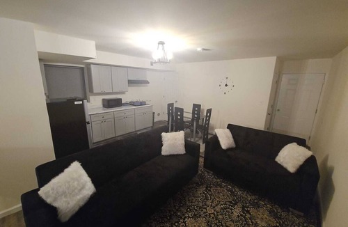 Newark Apartment | Homey one bedroom apartment with a large living room.