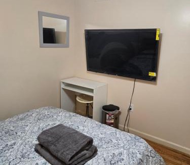 Lower Vailsburg House | Honey queen room 5