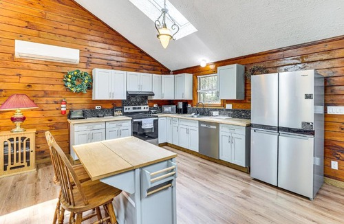 Long Pond House | Hot Tub & Covered Deck! Long Pond Log Cabin