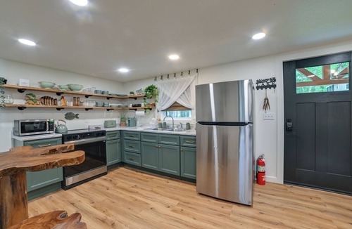 Springville House | Hot Tub, Deck! Tiny Home Retreat By Kentucky Lake