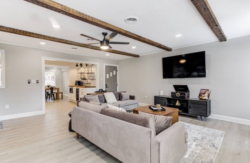 Memphis House | Hot Tub, Fire Pit & Murals · Near Beale St