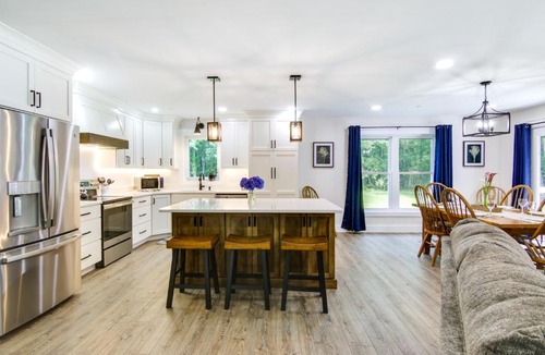 Snow Hill House | Hot Tub Haven 2 Mi to Beach! ‘Christy's Cottage’