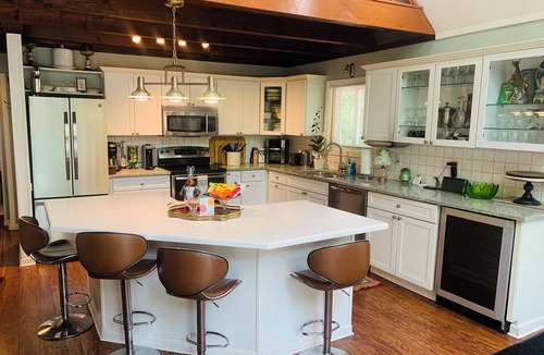 Lake Ariel Ski Chalet | HOT TUB, Lakes, Beaches, Pools, Golf, Game Room & Endless Foliage, Dog friendly