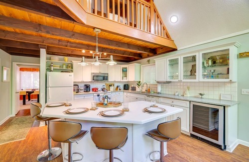 Lake Ariel Ski Chalet | HOT TUB, Lakes, Beaches, Pools, Golf, Game Room & Endless Foliage, Dog friendly