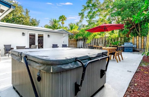 Coral Ridge Isles House | Hot Tub! Luxury Modern Gem Home! 1 Mile To Beach!