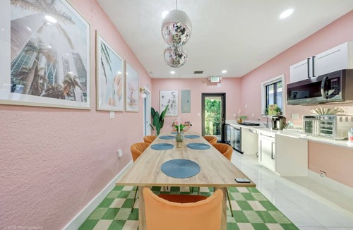 Buena Vista House | Hot Tub + Makeup Bar + Karaoke + Design District