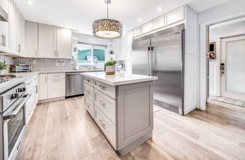 Santa Barbara Estates House | HOT TUB+POOL TABLE! WALKING DISTANCE TO BEACH!