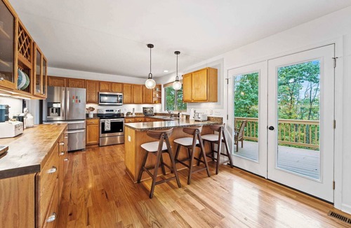 Front Royal House | HOT TUB! PRIME LEAF PEEPING! Gorgeous 4BR