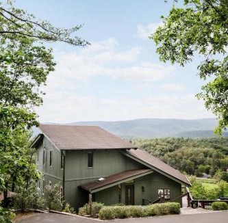 Basye House | Hot Tub Sauna Theater & Minutes to Bryce Resort