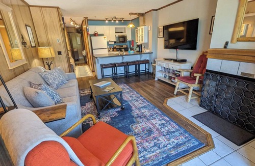 Edray Condo | HOT TUBS! Family-Friendly 3 Minute Walk 2 Slopes 1-BR/1-Bath