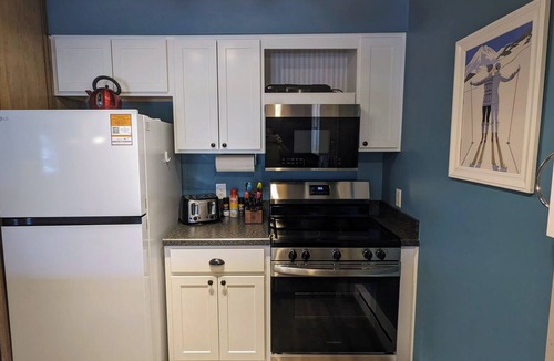 Edray Condo | HOT TUBS! Family-Friendly 3 Minute Walk 2 Slopes 1-BR/1-Bath