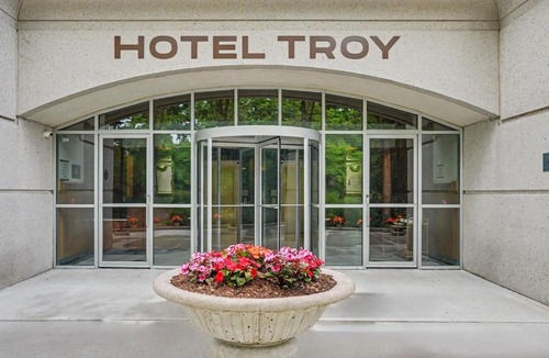 Parsippany Hotel | Hotel Troy, Trademark Collection by Wyndham