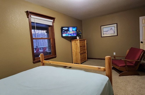 Edray Cabin | HotTub Fireplace W/D 15min to Snowshoe Skiing Hiking Canoeing Fishing