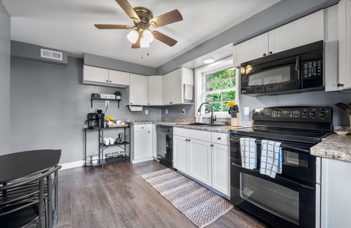 Linden House | Hottub + Pet friendly + Mountain view + Skyline Dr + Wineries