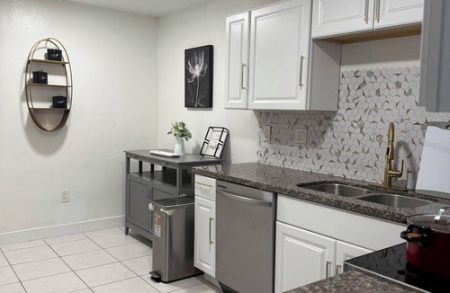 Sunrise House | House Apartment Suite