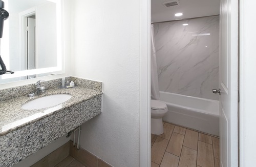 Northeast Virginia Beach Hotel | Howard Johnson by Wyndham Virginia Beach At The Beach