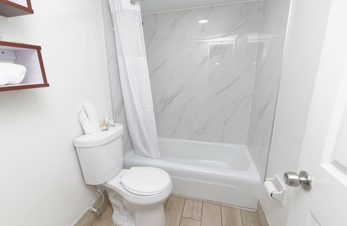 Northeast Virginia Beach Hotel | Howard Johnson by Wyndham Virginia Beach At The Beach