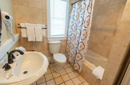 White Sulphur Springs Apartment | Howard's Creek Inn