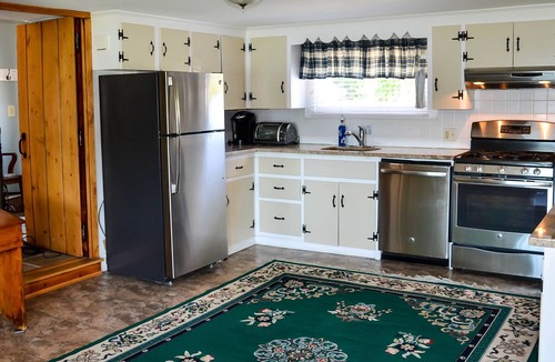 Cambridge House | Hudson Creek Retreat, 5 Acre Waterfront Home, Pool, Pier, Fishing & Crabbing