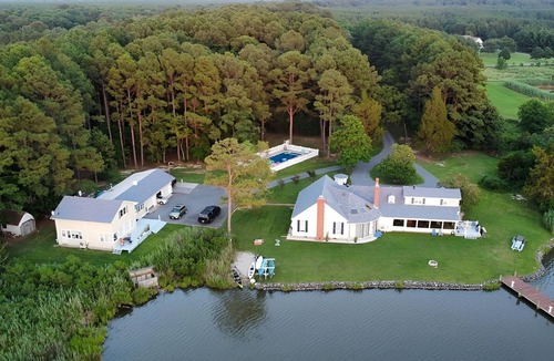 Cambridge House | Hudson Creek Retreat, 5 Acre Waterfront Home, Pool, Pier, Fishing & Crabbing