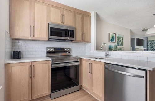 Berkeley Condo | HUGE 4 BDRM CONDO, SLEEPS 12, 4 BATHROOMS, TONS OF AMENITIES ONSITE, INDOOR POOL