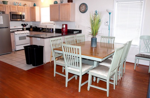 Wildwood House | HUGE 5 BR/3BA-1 block to Beach & Fun Piers-Families & Adult Groups Sleeps 14