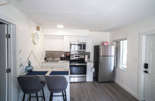 Edgewood House | Huge House w Yard 3bd3ba 2kitchens Ft Lauderdale airport dwntn bch Entire Duplex