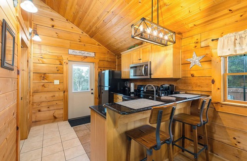 Stanley Cabin | HUGE summer SAVINGS LURAY Mountain getaway Private Log cabin 4 Hot Tub Fireplace