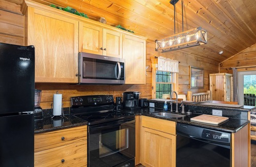 Stanley Cabin | HUGE summer SAVINGS LURAY Mountain getaway Private Log cabin 4 Hot Tub Fireplace