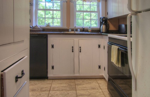 Hyannis Port Cottage | HyannisPort 2BR Cottage w/King, Queen & Twin Beds. Short walk to Ocean Beaches!