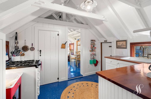 Smith Point Cottage | Iconic Smith's Point Cottage - 2 Bedrooms, Wifi, AC