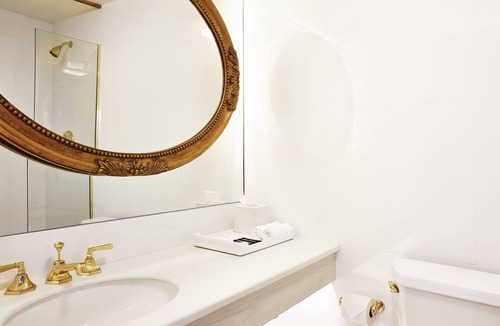 Wilshire Center Hotel | Ideal Mix of Comfort and Value! 3 Relaxing Units, Pet-friendly, Outdoor Pool