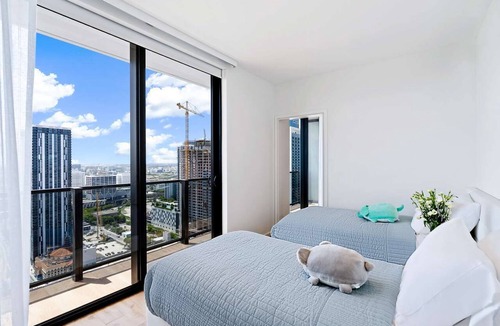 Downtown Miami Hotel | Ideal Mix of Comfort and Value! 2 Comfortable Units with Kitchen, Outdoor Pool