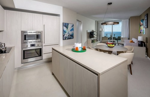 Hollywood South Central Beach Hotel | Ideal Mix of Comfort and Value! Pool, Full Kitchen, Near North City Beach Park