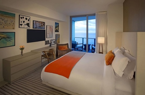 Hollywood South Central Beach Hotel | Ideal Mix of Comfort and Value! Pool, Full Kitchen, Near North City Beach Park