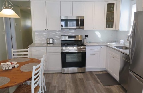 Village Green House | Illinois Ave Renovated three bedroom, two bathroom twin in Village Greene