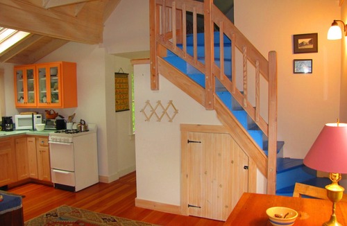 Tisbury House | In-Town-WALK TO EVERYTHING! PETS OK! Screened Porch, 3 A/C units, Outdoor Shower